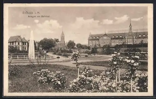 AK Einbeck i. H., Anlagen am Bahnhof mit Springbrunnen, Kirche, Turmgebäude