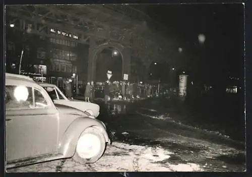 Foto-AK Hamburg, Menschengruppe vor einem überschwemmten Platz mit Litfasssäule, Sturmflut 1962