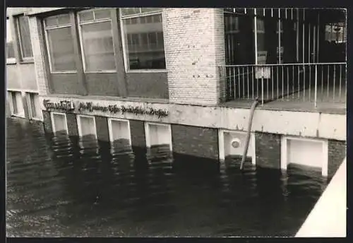 Foto-AK Hamburg, Hochwasser an einer Hauswand, Sturmflut 1962