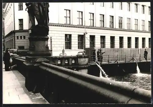 Foto-AK Hamburg, Wasser wird abgepumpt am Alsterfleet, Sturmflut 1962