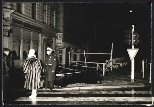 Foto-AK Hamburg, Polizist an überschwemmter Strasse, Sturmflut 1962