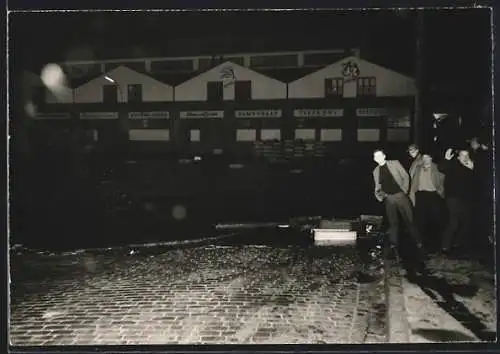 Foto-AK Hamburg, Überschwemmte Strasse vor Geschäftshaus d. Hamburger Tiefkühl Gesellschaften, Sturmflut 1962