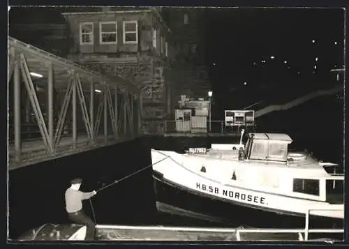 Foto-AK Hamburg, Mann sichert Schiff H.B.58 Nordsee bei Hochwasser, Sturmflut 1962