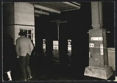 Foto-AK Hamburg, Esso Tankstelle, Tanksäulen im Hochwasser, Sturmflut 1962