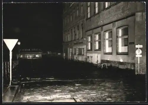 Foto-AK Hamburg, Überschwemmte Strasse vor Victoria Räder, Sturmflut 1962