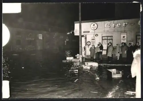 Foto-AK Hamburg, Im Hochwasser treibende Kisten, Sturmflut 1962