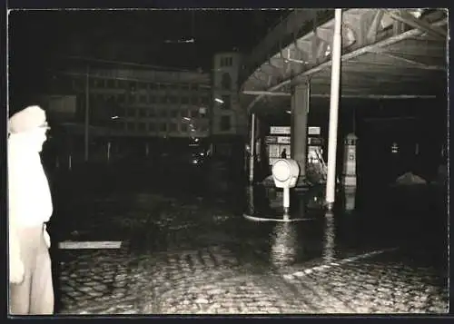 Foto-AK Hamburg, Hochwasser unter einer Brücke, Sturmflut 1962