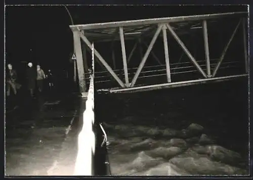 Foto-AK Hamburg, Hochwasser unter einer Fussgängerbrücke, Sturmflut 1962