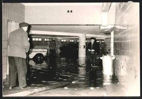 Foto-AK Hamburg, Überschwemmte Garage nach Hochwasser, Sturmflut 1962