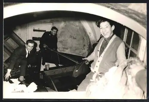 Foto-AK Hamburg, Lachende Männer mit Trümmern nach Hochwasser, Sturmflut 1962