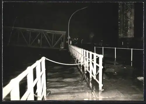 Foto-AK Hamburg, Hochwasser unter einer Brücke, Sturmflut 1962