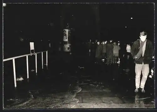 Foto-AK Hamburg, Überschwemmte Strasse bei Hochwasser, Sturmflut 1962