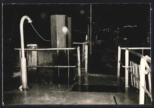 Foto-AK Hamburg, Überschwemmte Strasse bei Hochwasser, Sturmflut 1962