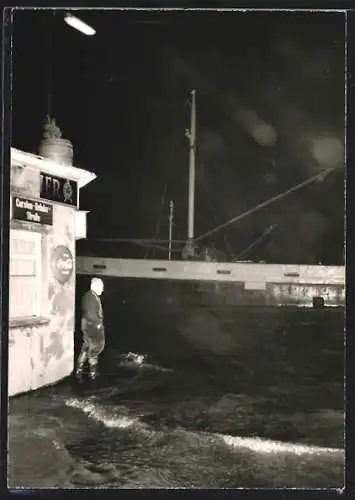 Foto-AK Hamburg, Carsten-Rehder-Strasse und Schiff bei Hochwasser, Sturmflut 1962