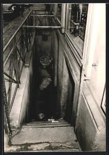 Foto-AK Hamburg, Überschwemmte Kellertreppe nach Hochwasser, Sturmflut 1962