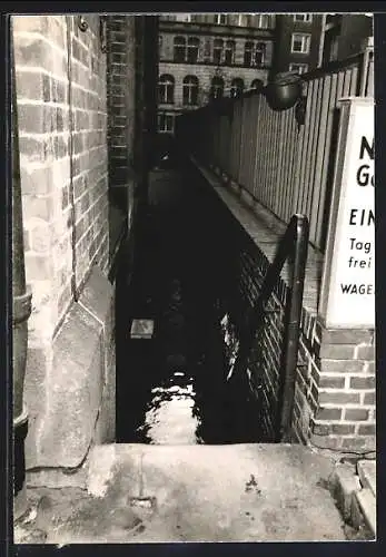 Foto-AK Hamburg, Nach Hochwasser überschwemmte Treppe, Sturmflut 1962