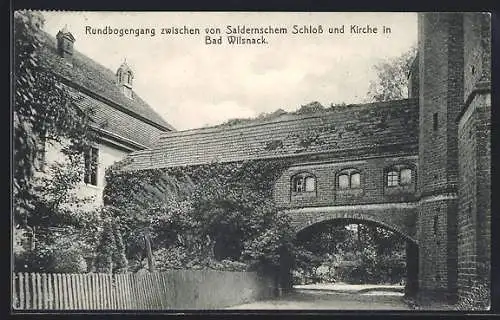 AK Bad Wilsnack, Rundbogengang zw. Saldernschem Schloss und Kirche