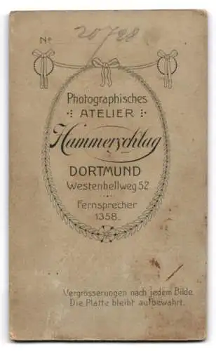 Fotografie Atelier Hammerschlag, Dortmund, Westenhellweg 52, Kleinkind auf Holzbank