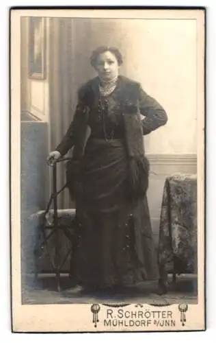 Fotografie R. Schrötter, Mühldorf am Inn, Katharinen Vorstadt 98a, Dame im eleganten Kleid