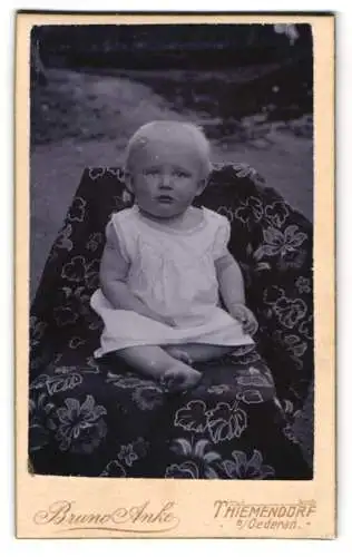 Fotografie Bruno Anke, Thiemendorf bei Oederan, Kleinkind auf floralem Sessel