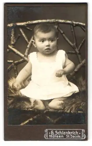 Fotografie G. Schlenkrich, Mülsen St. Jacob, Sitzendes Baby in weissem Kleid