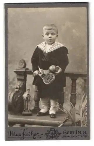 Fotografie Max Fischer, Berlin, Invalidenstr. 164, Porträt eines Jungen mit Spielzeug