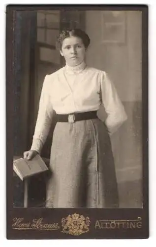 Fotografie Hans Strauss, Altötting, Schlotthammerstr. 1, Frau im eleganten Kleid mit Buch