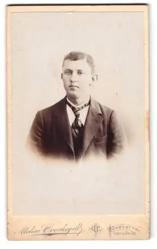 Fotografie C. Overheydt, Ruhrort a. Rh., Fabrikstrasse 28, Portrait eines jungen Mannes