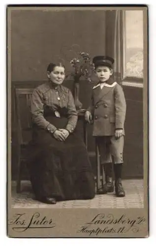 Fotografie Jos. Sutor, Landsberg, Hauptplatz 11, Frau und Kind in traditioneller Kleidung