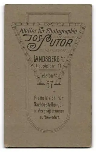 Fotografie Jos. Sutor, Landsberg, Hauptplatz 11, Frau und Kind in traditioneller Kleidung