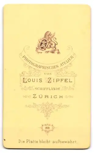 Fotografie Louis Zipfel, Zürich, Schifflände, Porträt einer Dame in tailliertem Kleid