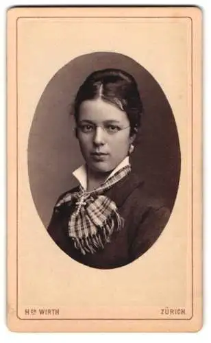 Fotografie Hch. Wirth, Zürich, Centralhof 16, Porträt einer Dame mit elegantem Halstuch