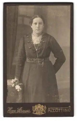 Fotografie Hans Strauss, Altötting, Schlotthammerstr. 1, Porträt einer Frau in hochgeschlossenem Kleid