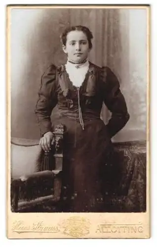 Fotografie Hans Strauss, Altötting, Schlotthammerstr. 1, Porträt einer Frau in eleganter Kleidung