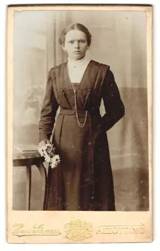 Fotografie Hans Strauss, Altötting, Schlotthammerstr. 1, Frau mit Blumenstrauss