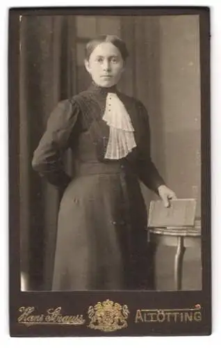 Fotografie Hans Strauss, Altötting, Schlotthammerstr. 1, Elegante Frau mit Buch