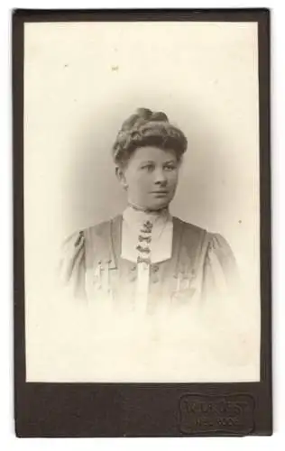 Fotografie Wilh. Obst, Neurode, Portrait einer Dame