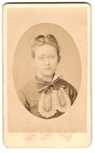 Fotografie Aug. Riemann, Bielefeld, Ober-Thor-Wall 307, Portrait einer jungen Frau