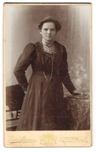 Fotografie Hans Strauss, Altötting, Schlotthammerstr. 1, Porträt einer Frau in elegantem Kleid