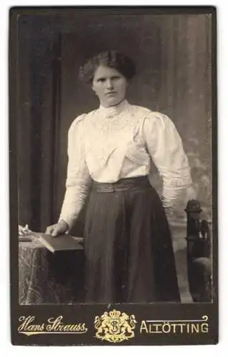 Fotografie Hans Strauss, Altötting, Schlotthammerstr. 1, Porträt einer Frau in eleganter Bluse