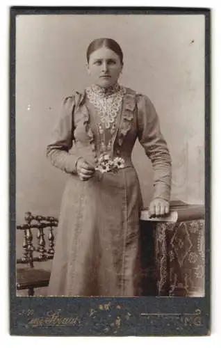 Fotografie Hans Strauss, Altötting, Schlotthammerstr. No.1, Frau mit Blume in der Hand