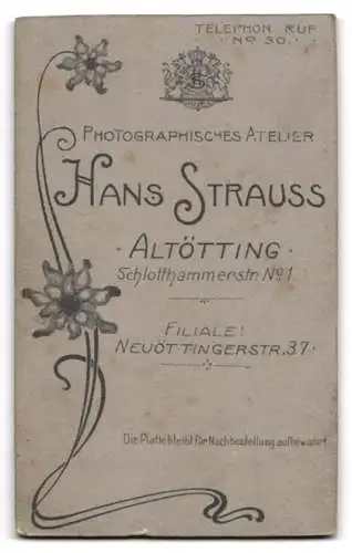 Fotografie Hans Strauss, Altötting, Schlotthammerstr. No.1, Frau mit Blume in der Hand