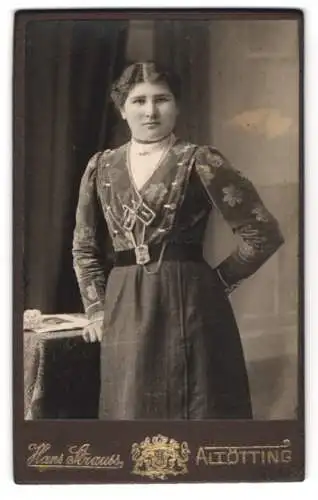 Fotografie Hans Strauss, Altötting, Schlotthammerstr. 1, Portrait einer Frau in geblümtem Kleid