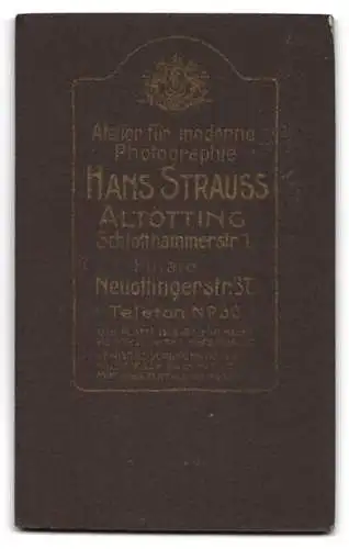 Fotografie Hans Strauss, Altötting, Schlotthammerstr. 1, Portrait einer Frau in geblümtem Kleid