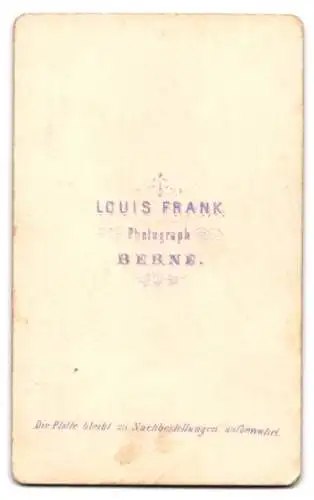 Fotografie Louis Frank, Berne, Porträt einer Frau im gestreiften Kleid