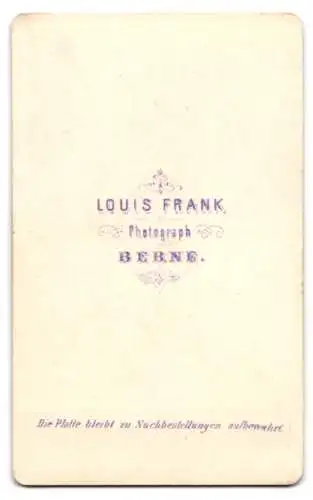 Fotografie Louis Frank, Berne, Porträt einer sitzende Dame