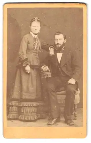 Fotografie Louis Frank, Berne, Stehende Dame mit sitzendem Herrn