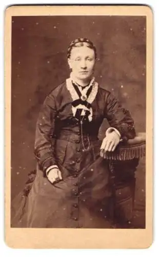 Fotografie Louis Frank, Berne, Porträt einer sitzenden Dame in elegantem Kleid