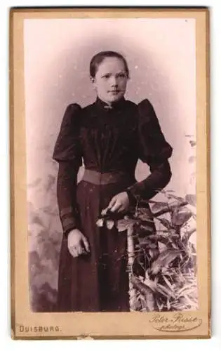 Fotografie Peter Risse, Duisburg, Königsstrasse, Frau mit Blumenzweig