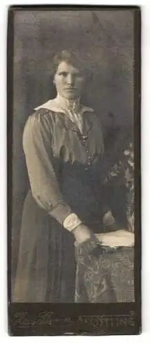 Fotografie Hans Strauss, Altötting, Schlotthammerstrasse 1, Frau in hochgeschlossenem Kleid